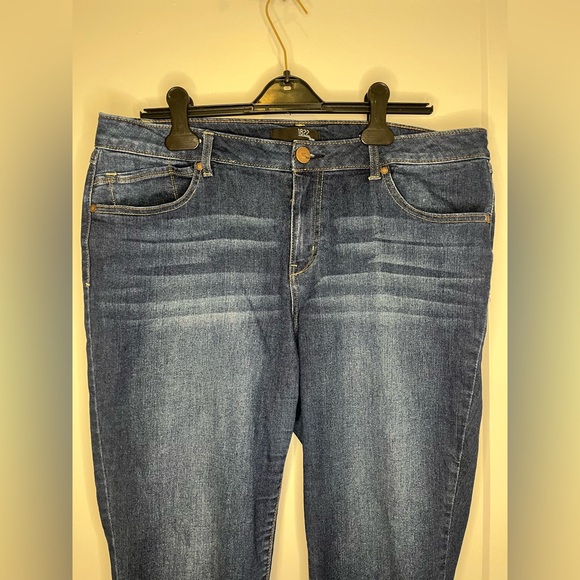 1822 Denim Cropped Women's Ankle Blue Jeans — EUC - Picture 2 of 5